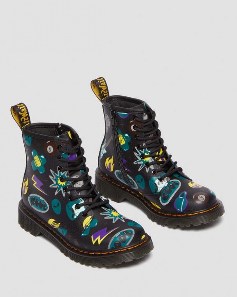 Dr Martens Junior 1460 Sticker Print Nahkaiset Pitsi Up Lasten Saappaat Mustat | Suomi_Dr50765